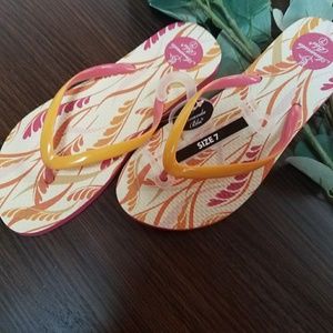 Patterned flip flops NWT
